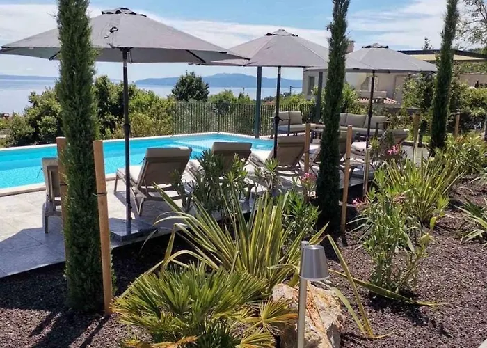 Luxury St Hedonist With Pool And Garden Apartament