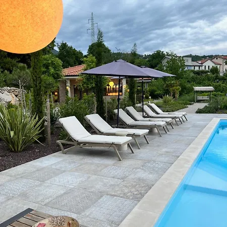 Appartement Luxury St Hedonist With Pool And Garden Poljane