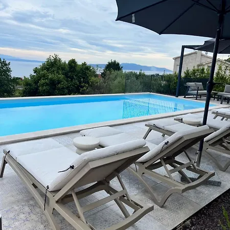 Appartement Luxury St Hedonist With Pool And Garden Poljane